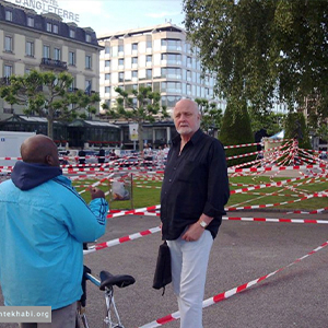 Attention, 2009, Forde, Geneva, Switzerland Performance aux abords de la statue commémorant, l'assasinat de Sissi, l'impératrice d'Autriche شهرام انتخابی , 